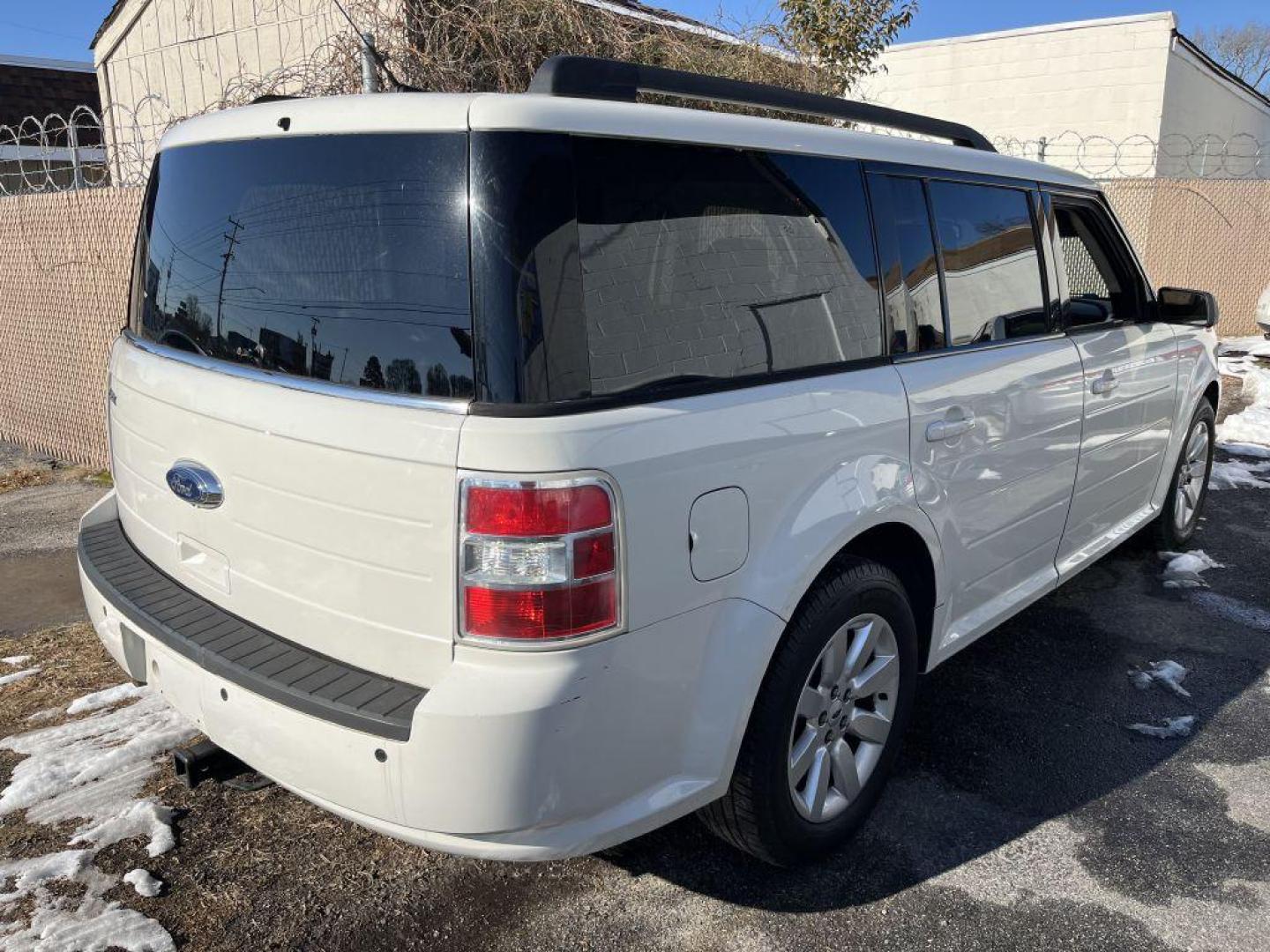 2009 WHITE FORD FLEX SE (2FMDK51C39B) with an 3.5L engine, Automatic transmission, located at 930 E Little Creek Road, Norfolk, VA, 23518, (757) 588-0420, 36.915051, -76.244408 - Photo#3