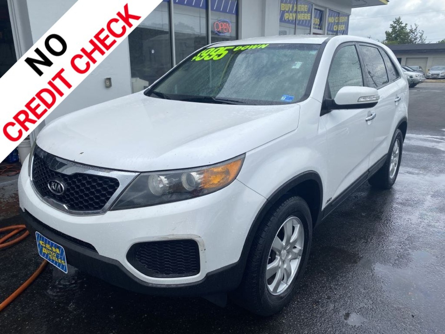 2011 WHITE KIA SORENTO BASE (5XYKTCA16BG) with an 2.4L engine, Automatic transmission, located at 930 E Little Creek Road, Norfolk, VA, 23518, (757) 588-0420, 36.915051, -76.244408- Photo#0