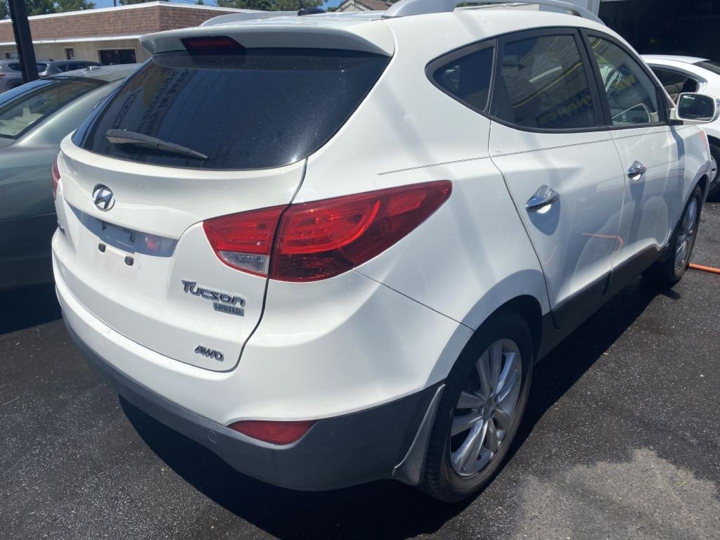 2012 WHITE HYUNDAI TUCSON GLS (KM8JUCAC5CU) with an 2.4L engine, Automatic transmission, located at 930 E Little Creek Road, Norfolk, VA, 23518, (757) 588-0420, 36.915051, -76.244408- Photo#3
