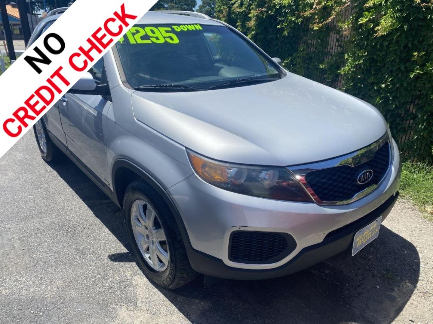 2013 SILVER KIA SORENTO LX (5XYKTDA29DG) with an 3.5L engine, Automatic transmission, located at 930 E Little Creek Road, Norfolk, VA, 23518, (757) 588-0420, 36.915051, -76.244408- Photo#0