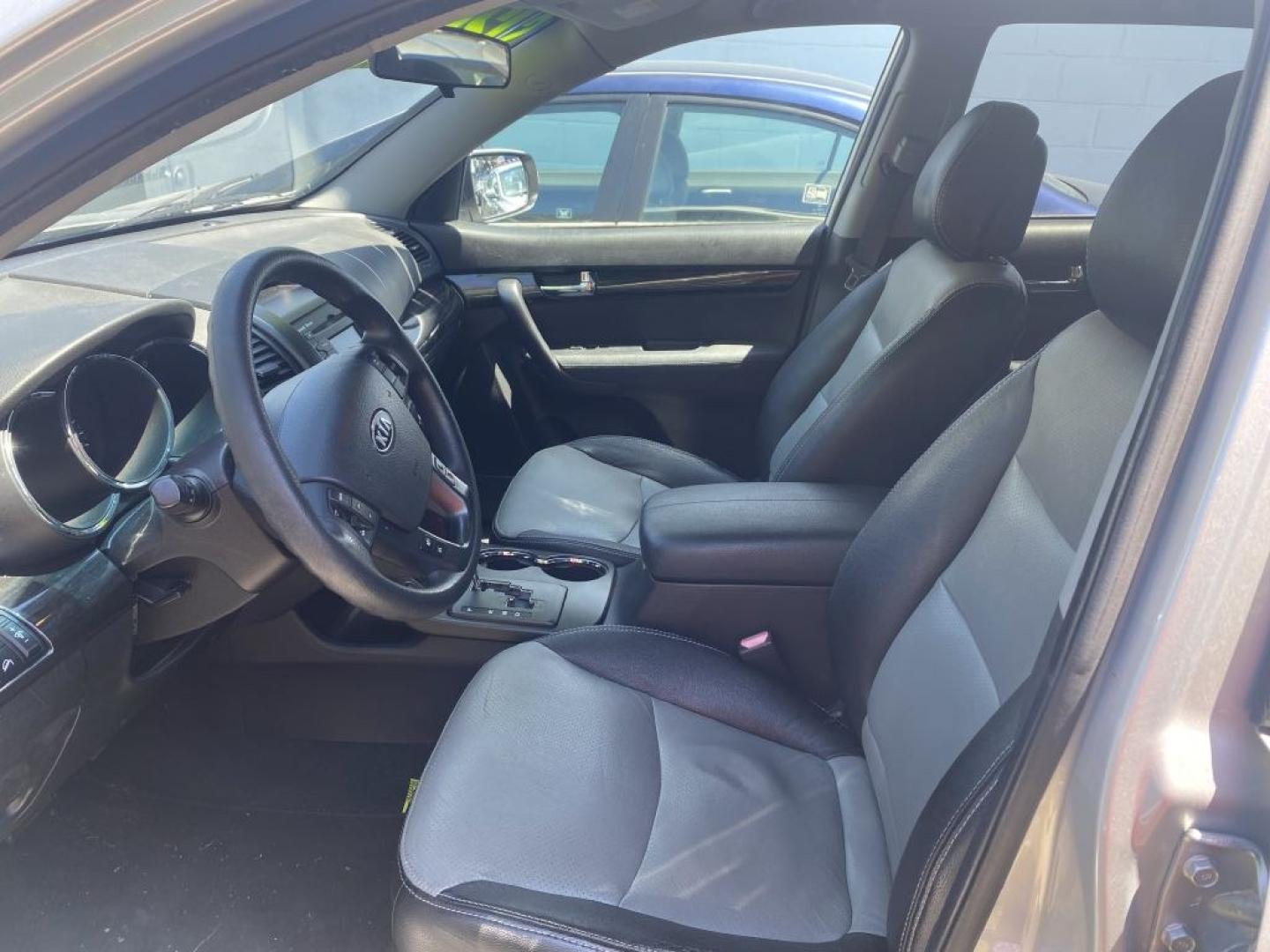 2013 SILVER KIA SORENTO LX (5XYKTDA29DG) with an 3.5L engine, Automatic transmission, located at 930 E Little Creek Road, Norfolk, VA, 23518, (757) 588-0420, 36.915051, -76.244408- Photo#1